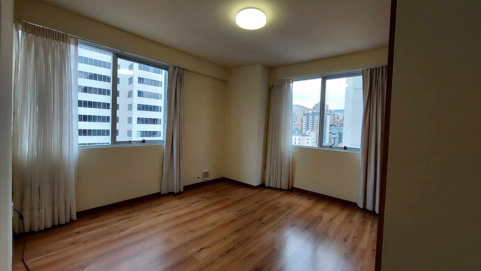 Departamento Av. 6 de Agosto, cerca a la Embajada Americana y Teleférico Celeste Foto 5