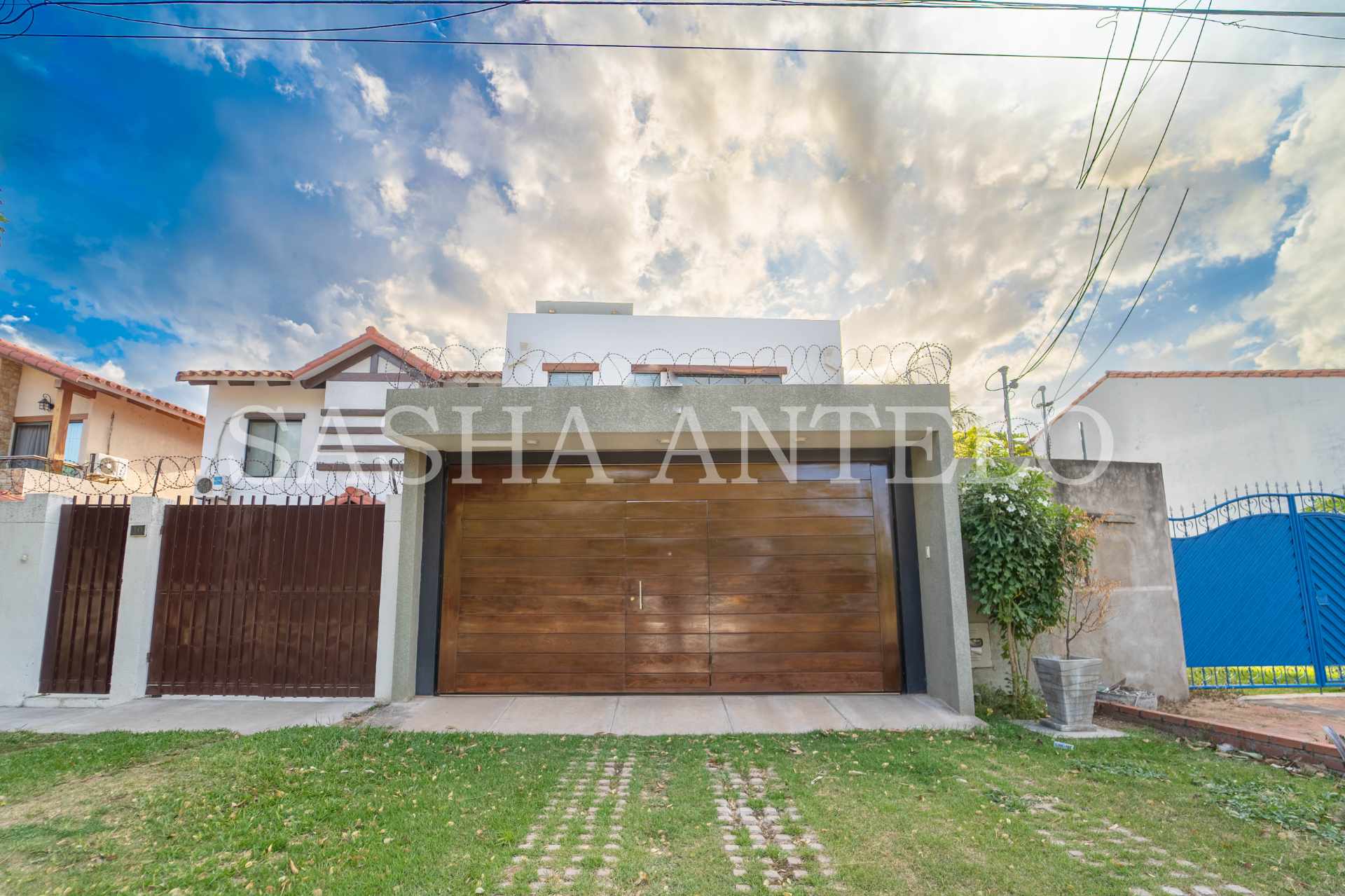 Casa en VentaCASA EN VENTA - 5° ANILLO ZONA NORTE BANZER 6 dormitorios 4 baños 3 parqueos Foto 1