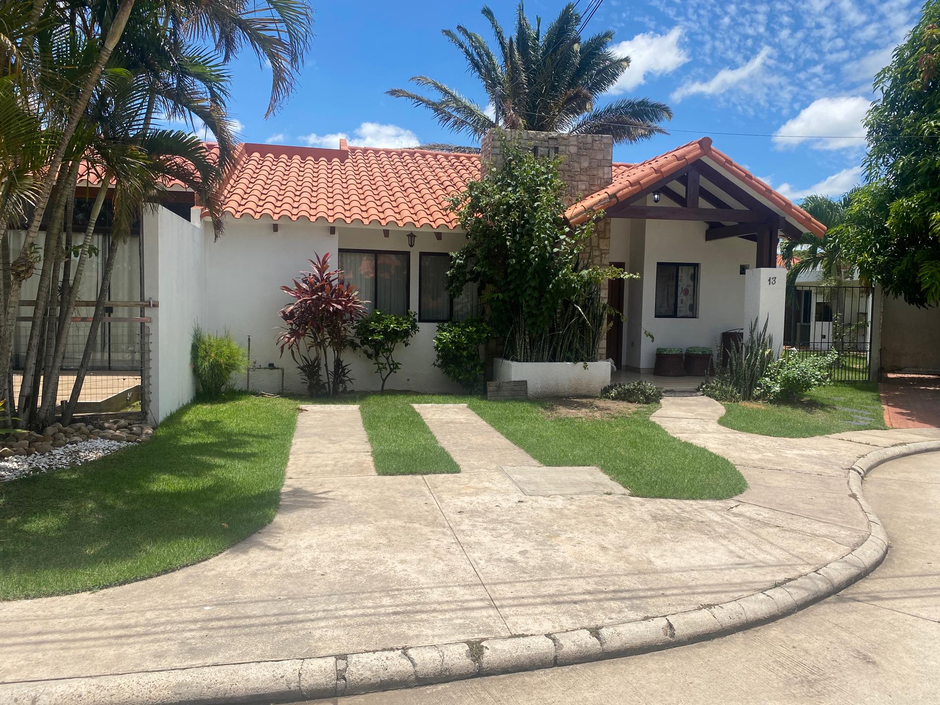 Casa en Entre 8vo y 9no anillo Norte en Santa Cruz de la Sierra 4 dormitorios 4 baños 2 parqueos Foto 1