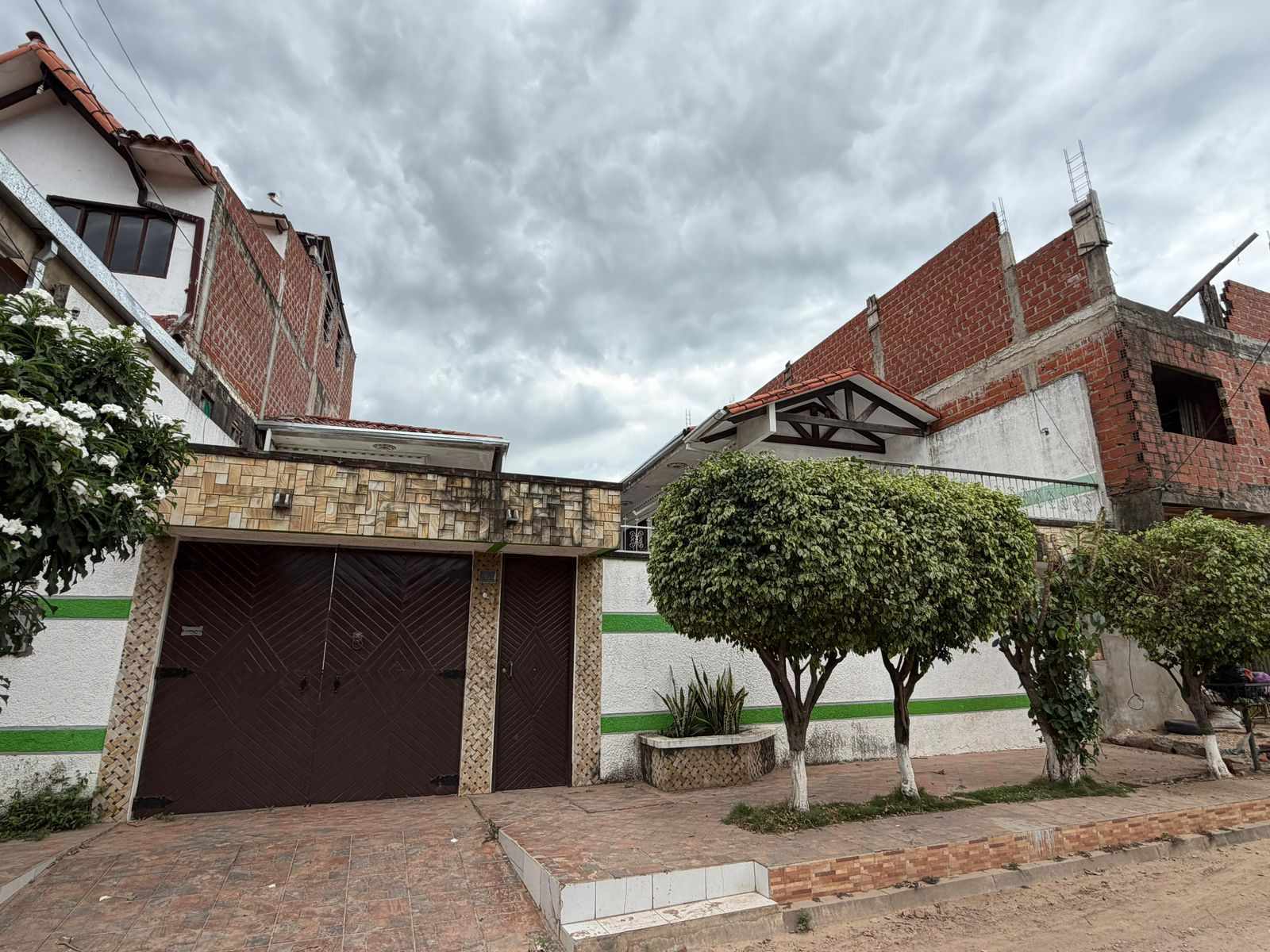 Departamento en Entre 3er y 4to anillo Oeste en Santa Cruz de la Sierra 6 dormitorios 3 baños 3 parqueos Foto 2