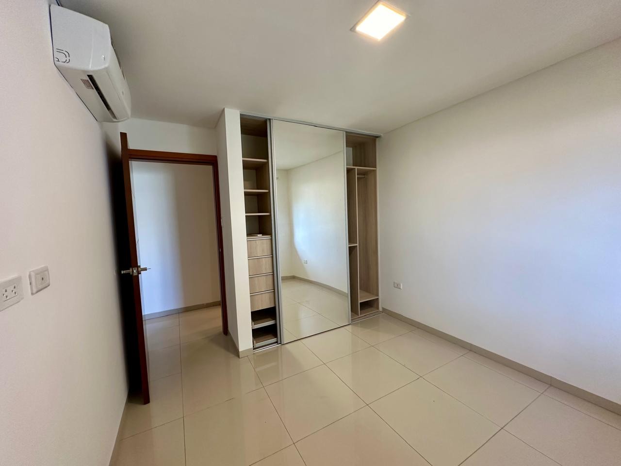 Casa en VentaEn Venta Hermosa Casa de 4 Dormitorios en Condominio en Av. Piraí Zona de Condominios Foto 9