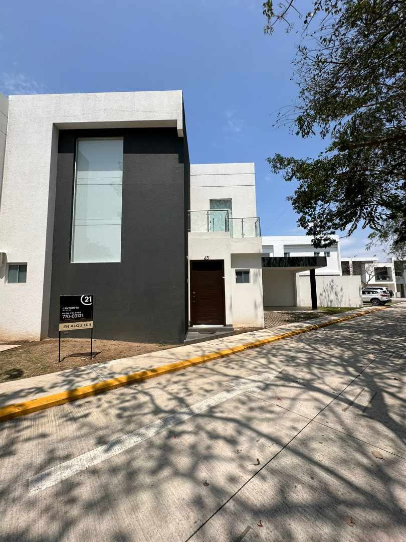 Casa en AlquilerCOND, JARDINES DEL NORTE 6 
ELEGANTE CASA EN ALQUILER 
TOTALMENTE AMOBLADA !!!!!!! 2 dormitorios 4 baños 2 parqueos Foto 1