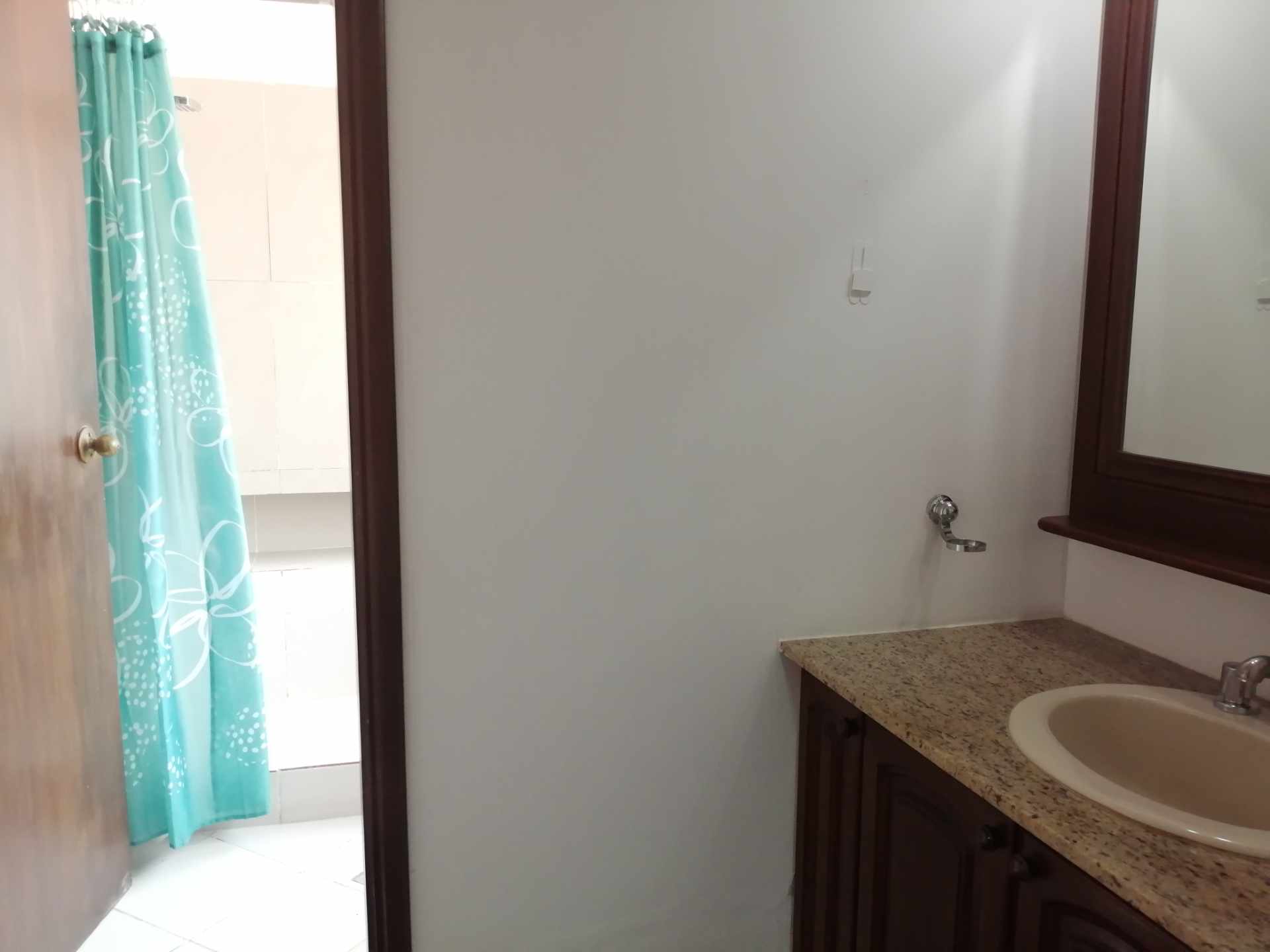 Casa en Entre 5to y 6to anillo Norte en Santa Cruz de la Sierra 4 dormitorios 3 baños 3 parqueos Foto 13