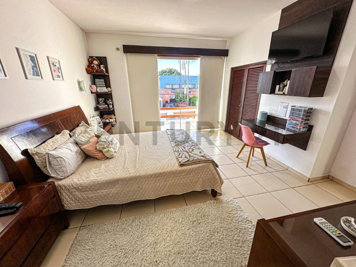 Casa en Entre 3er y 4to anillo Sur en Santa Cruz de la Sierra 4 dormitorios 5 baños 3 parqueos Foto 5