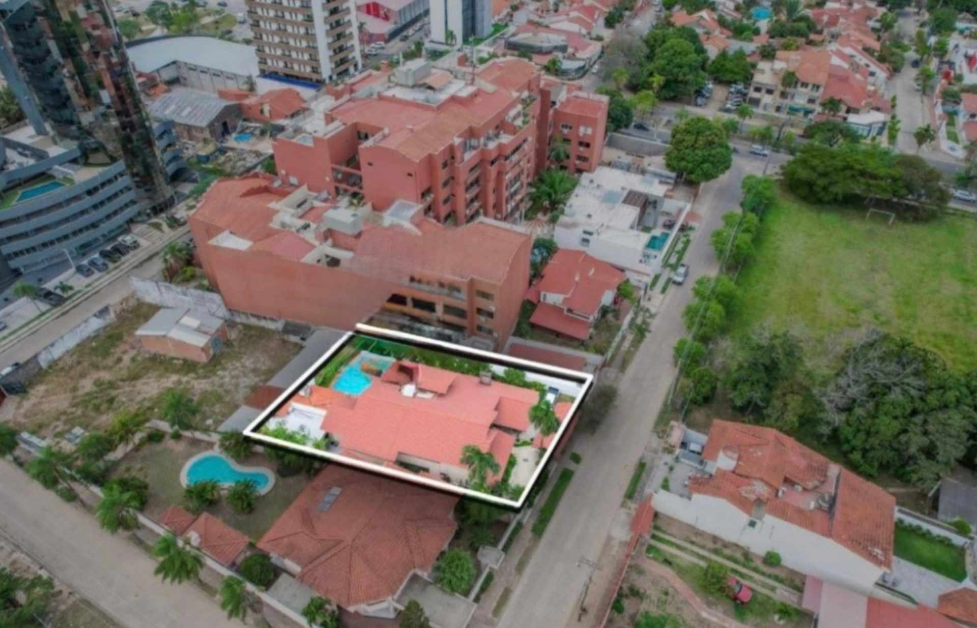 Casa en Entre 2do y 3er anillo Norte en Santa Cruz de la Sierra 4 dormitorios 6 baños 3 parqueos Foto 2