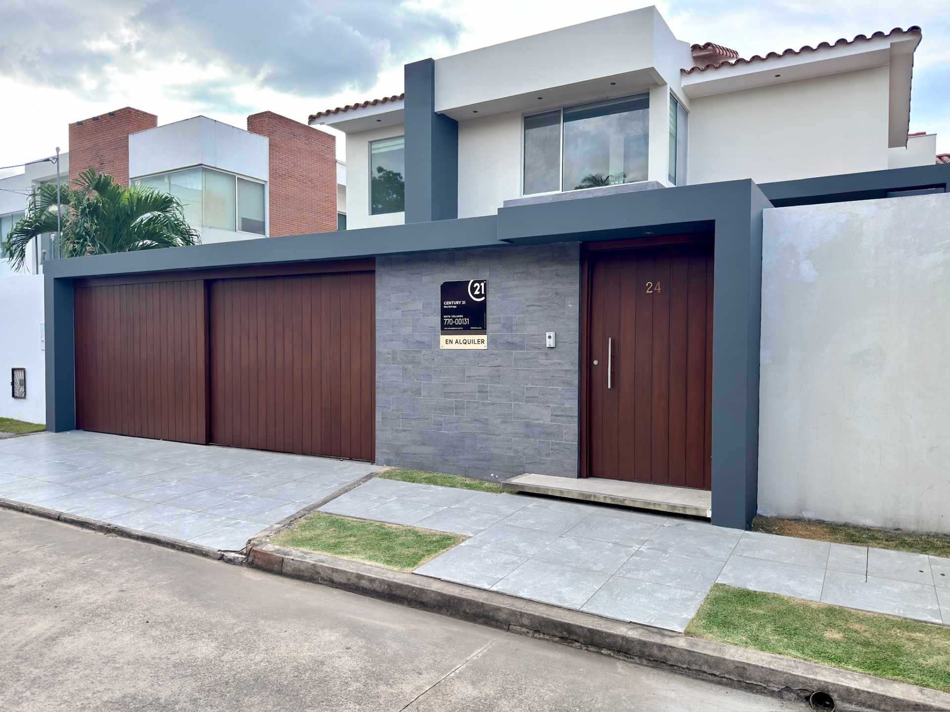 Casa en Entre 3er y 4to anillo Oeste en Santa Cruz de la Sierra 4 dormitorios 6 baños 4 parqueos Foto 1