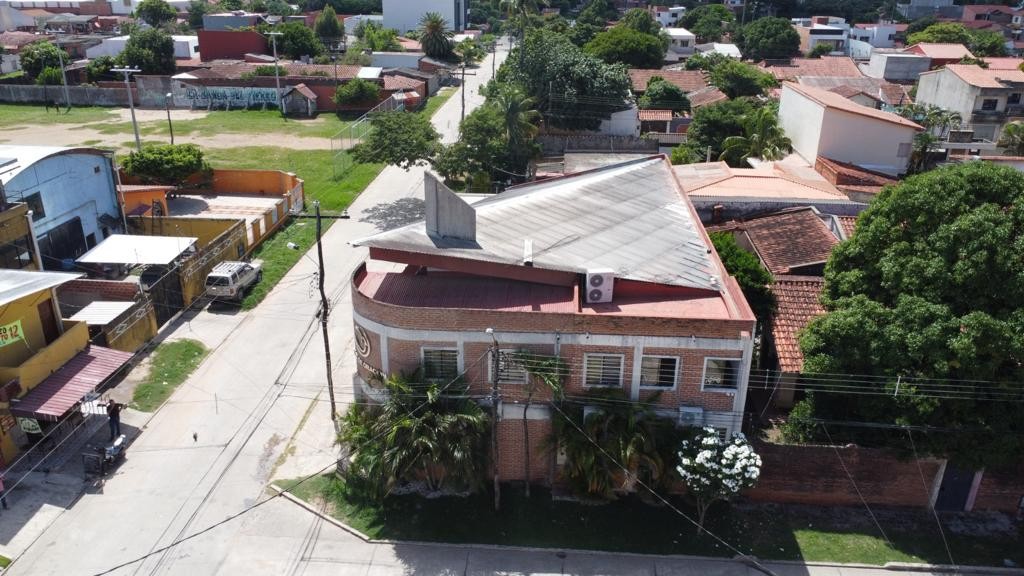 Local comercial en Entre 4to y 5to anillo Norte en Santa Cruz de la Sierra  4 baños  Foto 3