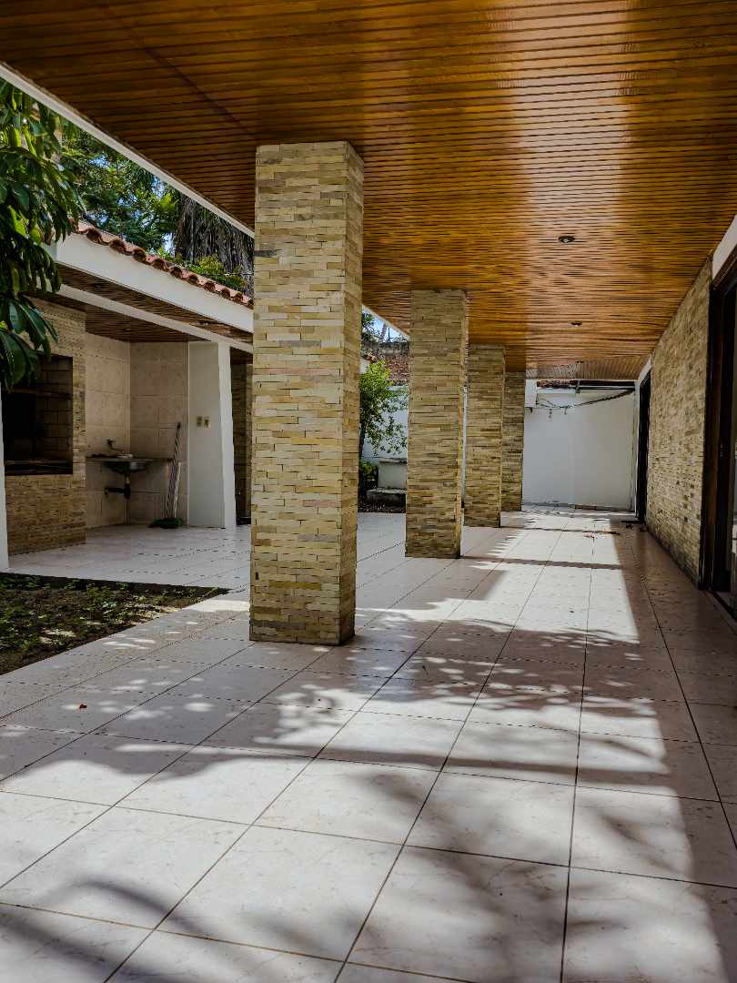 Casa en Entre 1er y 2do anillo Norte en Santa Cruz de la Sierra 4 dormitorios 4 baños 3 parqueos Foto 4