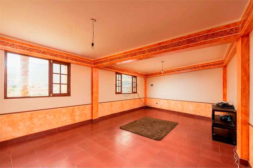 Casa en Sacaba en Cochabamba 12 dormitorios 5 baños 3 parqueos Foto 3