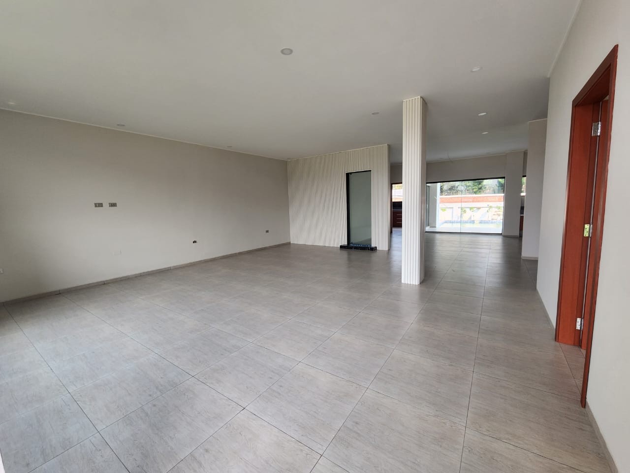 Casa en VentaEN VENTA CASA EN EL URUBO CONDOMINIO VILLA REAL 4 dormitorios 6 baños 2 parqueos Foto 3