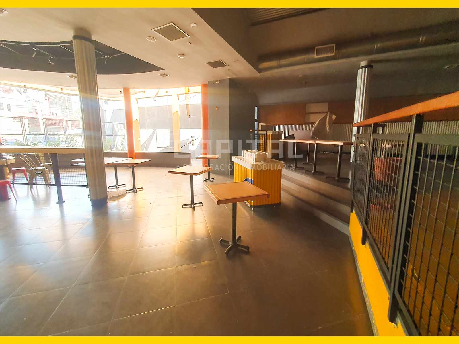 Local comercial en Entre 1er y 2do anillo Este en Santa Cruz de la Sierra 2 dormitorios 4 baños 1 parqueos Foto 10