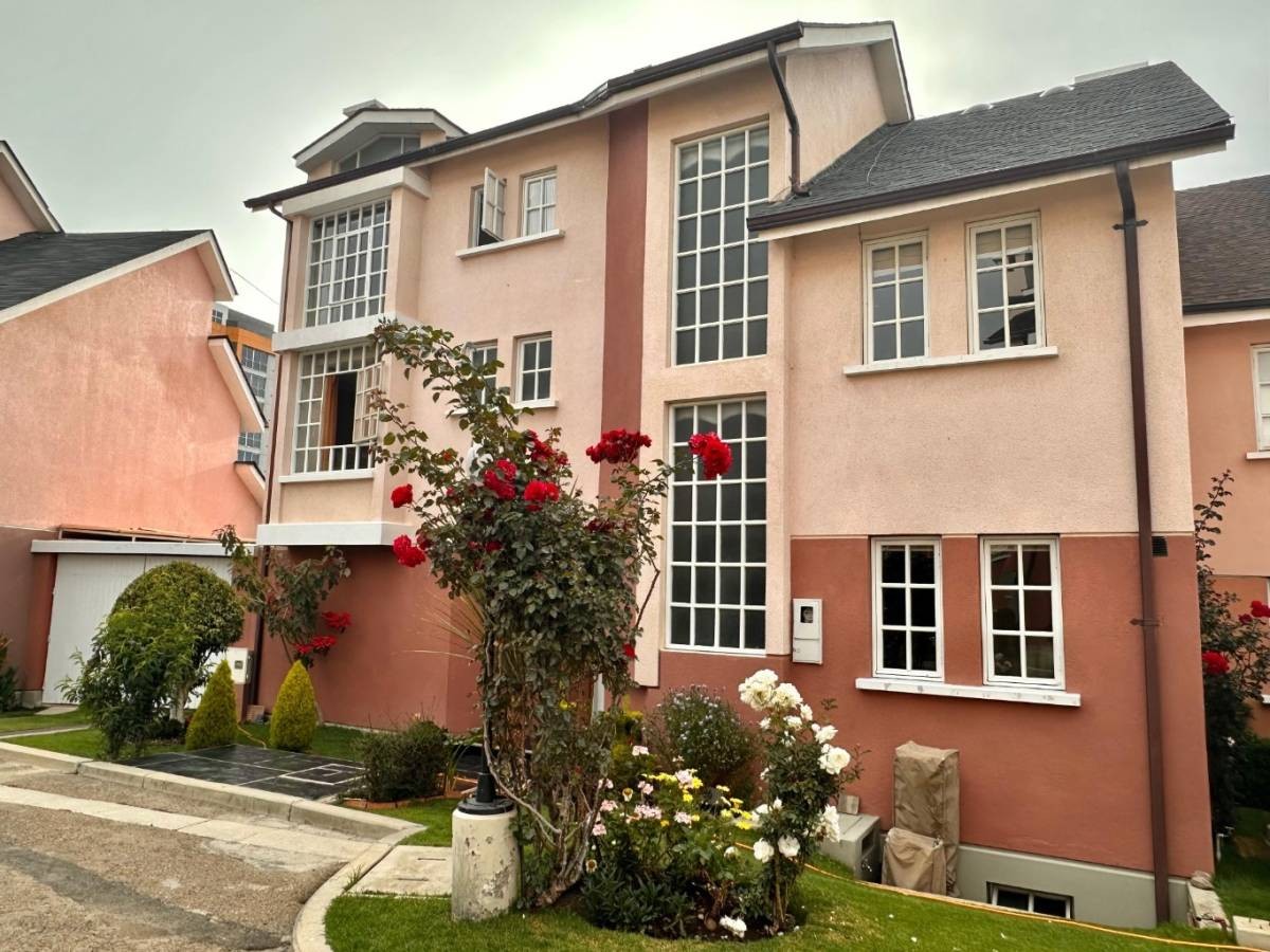 Casa en VentaCALLE 21 DE CALACOTO Y AV. COSTANERA CONDOMINIO CERRO GEMELO II Foto 1