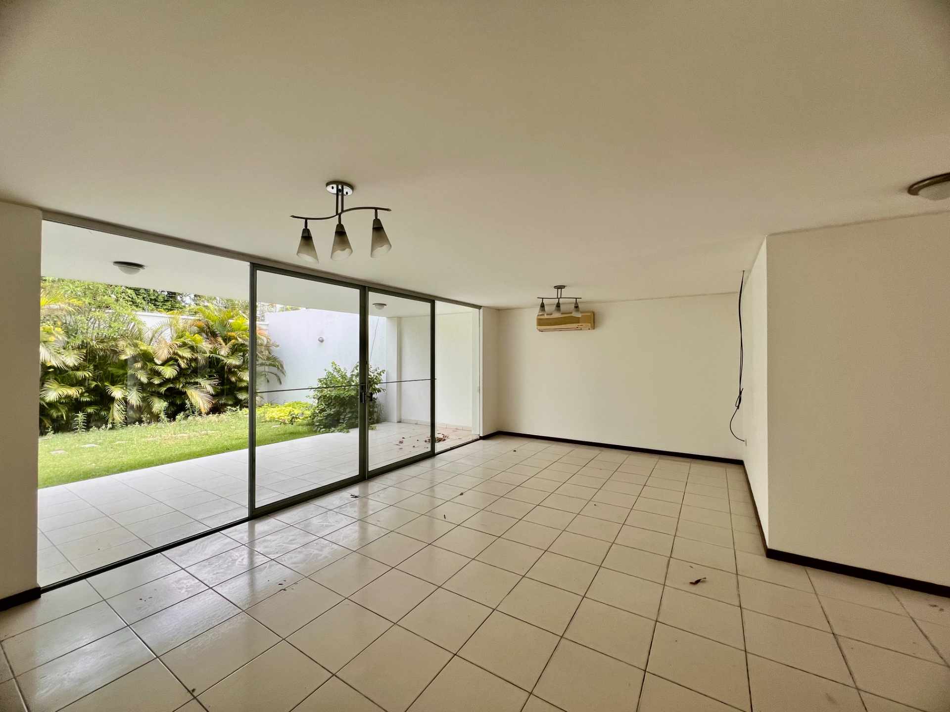 Casa en Entre 3er y 4to anillo Oeste en Santa Cruz de la Sierra 3 dormitorios 2 baños 2 parqueos Foto 2