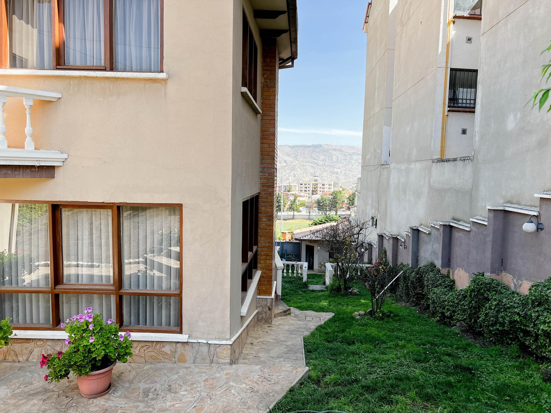 Casa en Cota Cota en La Paz 4 dormitorios 6 baños 4 parqueos Foto 4