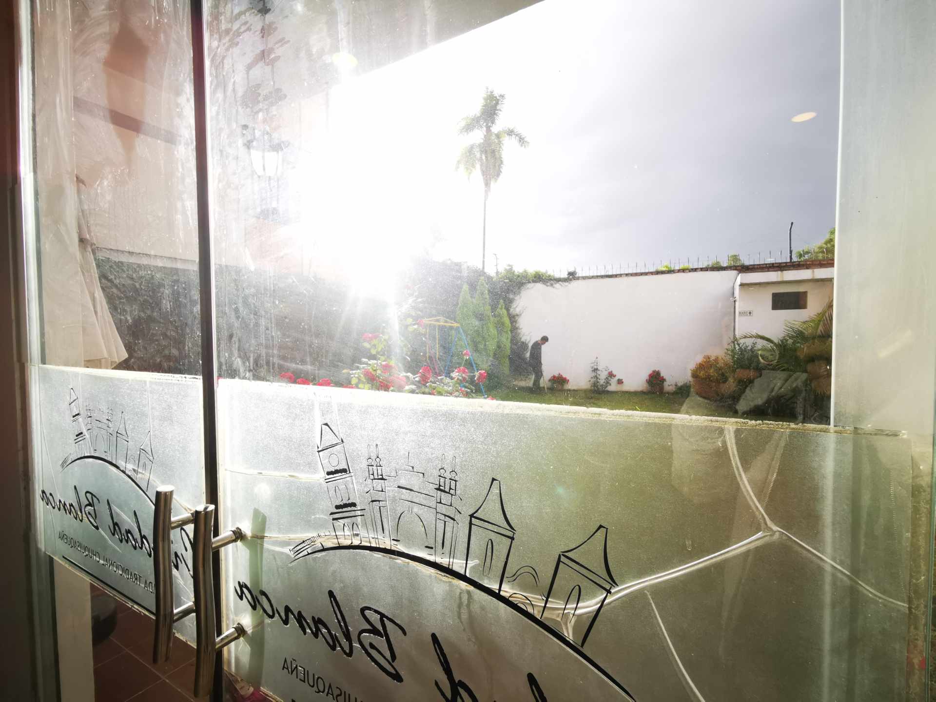 Local comercial en AnticréticoCalle Las Vertientes - a 30 metros de la Av. Chiquicollo  2 baños  Foto 3