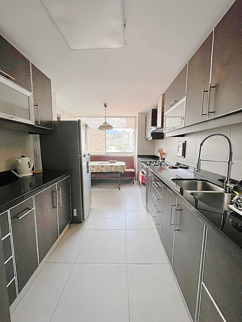 Departamento en AlquilerDEPARTAMENTO PENTHOUSE  AMOBLADO EN ALQUILER, BAJO ACHUMANI  3 dormitorios 3 baños 1 parqueos Foto 3