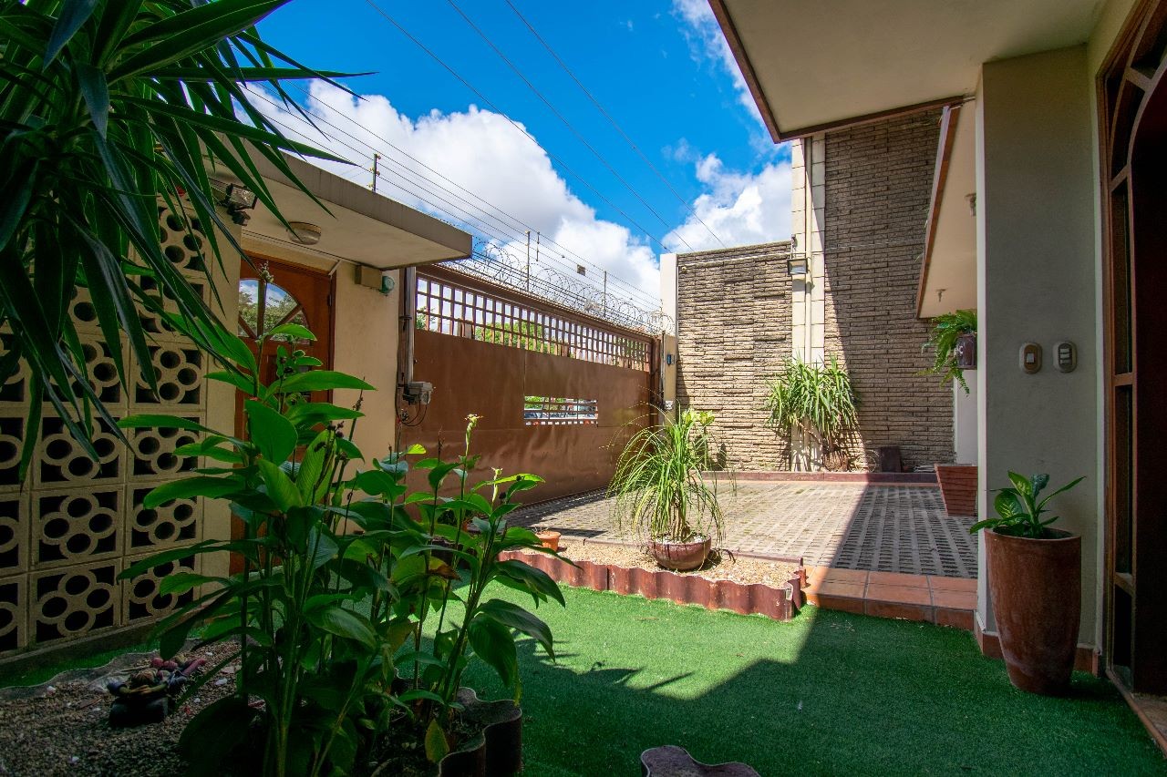 Oficina en AlquilerEquipetrol sobre 3er. anillo externo  5 dormitorios 5 baños 6 parqueos Foto 9