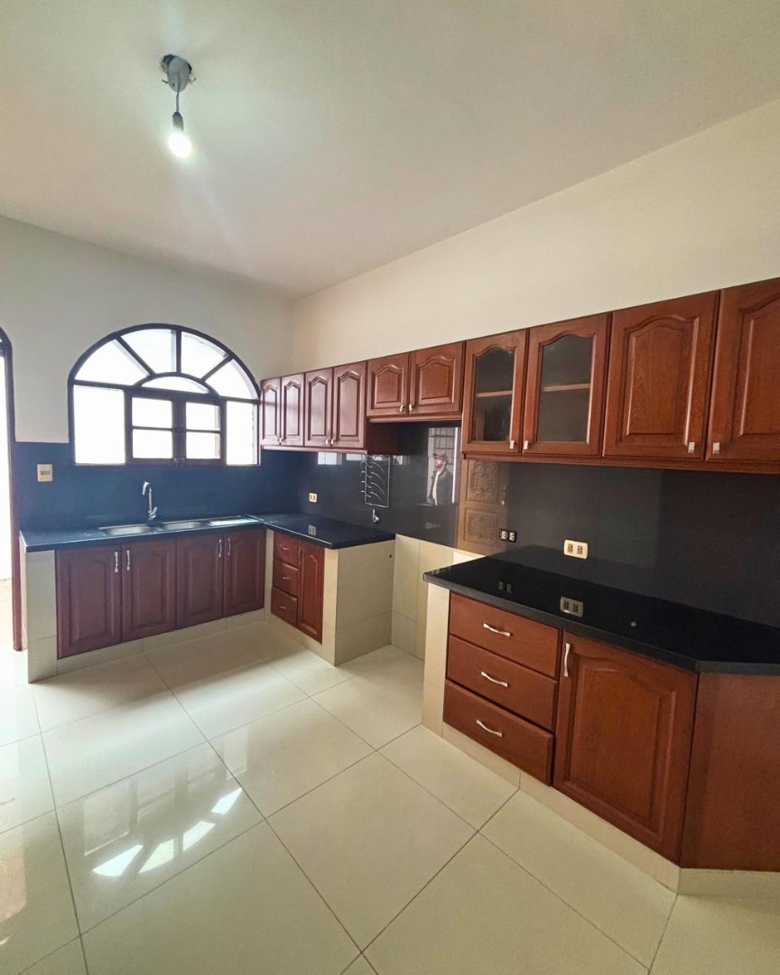 Casa Av. Ana Barba 277 (entre 1er y 2do anillo)  Foto 4