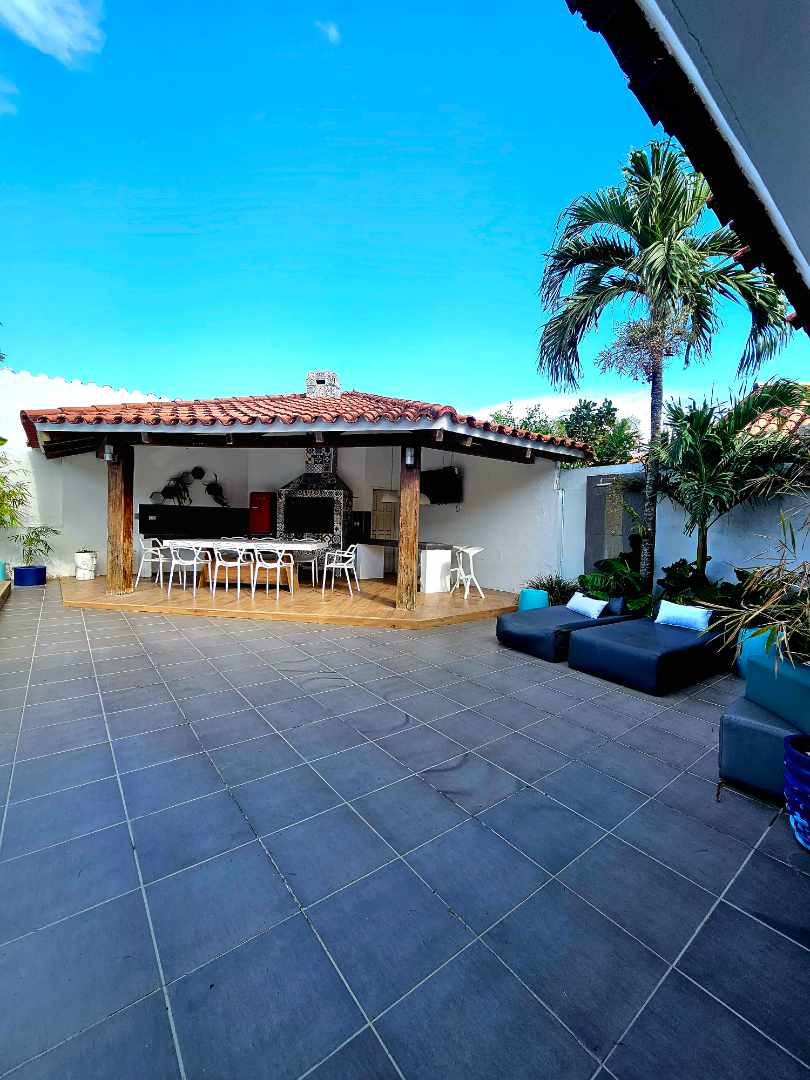 Casa en VentaZona Oeste
3er y 4to Anillo Av. PIRAÍ 
(Barrio Las Palmas) 4 dormitorios 4 baños 2 parqueos Foto 7
