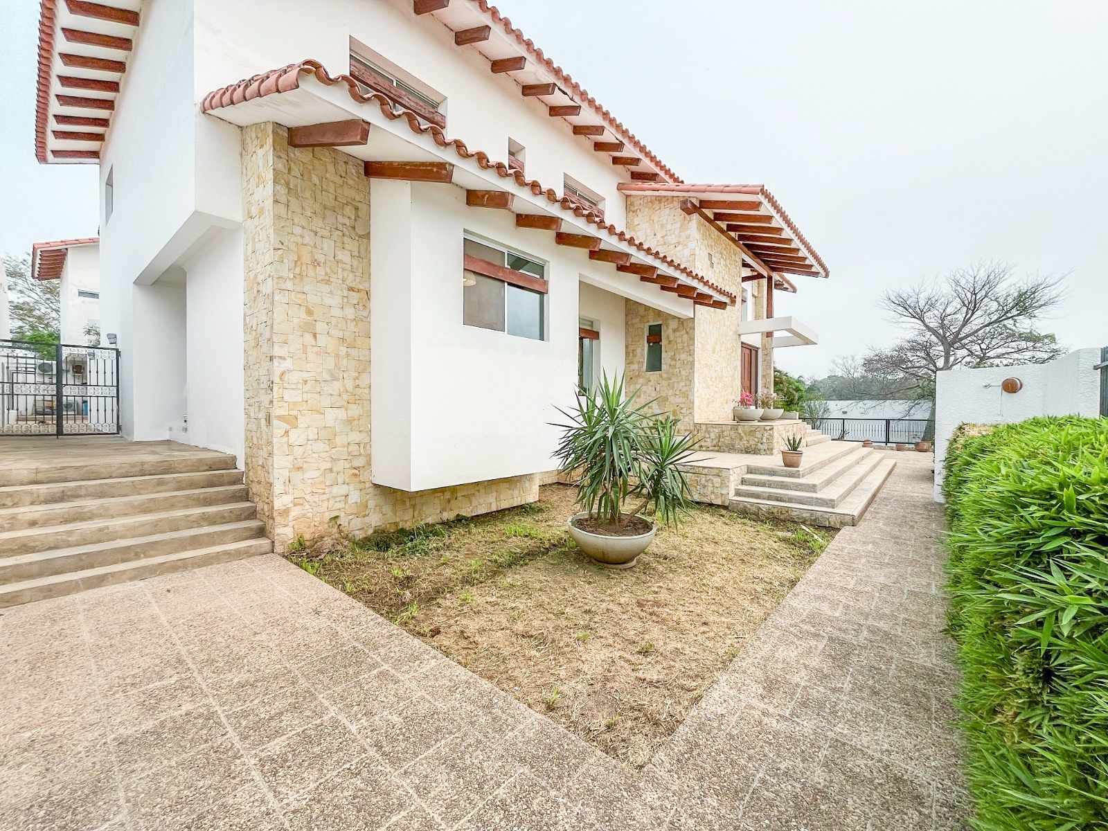 Casa en VentaHERMOSA CASA EN VILLA BONITA, CON UNA ESPECTACULAR PISCINA Y TODO LO QUE SOÑAS PARA TU FAMILIA 

 5 dormitorios 6 baños 3 parqueos Foto 9