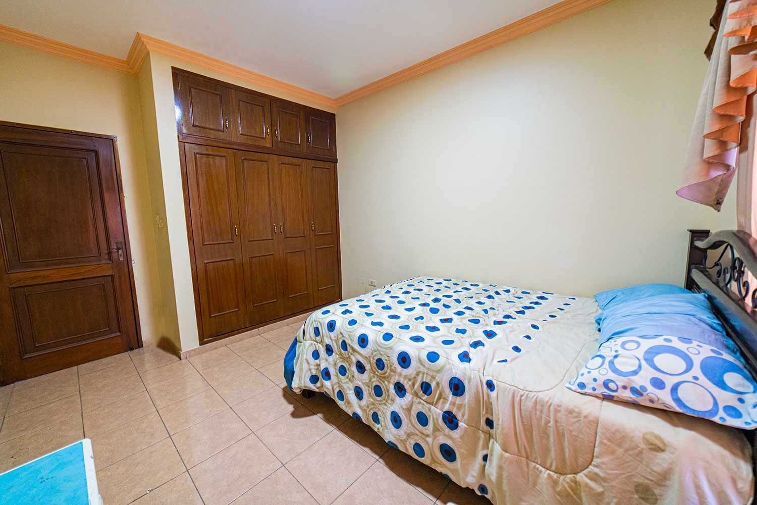 Casa en Entre 5to y 6to anillo Norte en Santa Cruz de la Sierra 4 dormitorios 3 baños 2 parqueos Foto 6