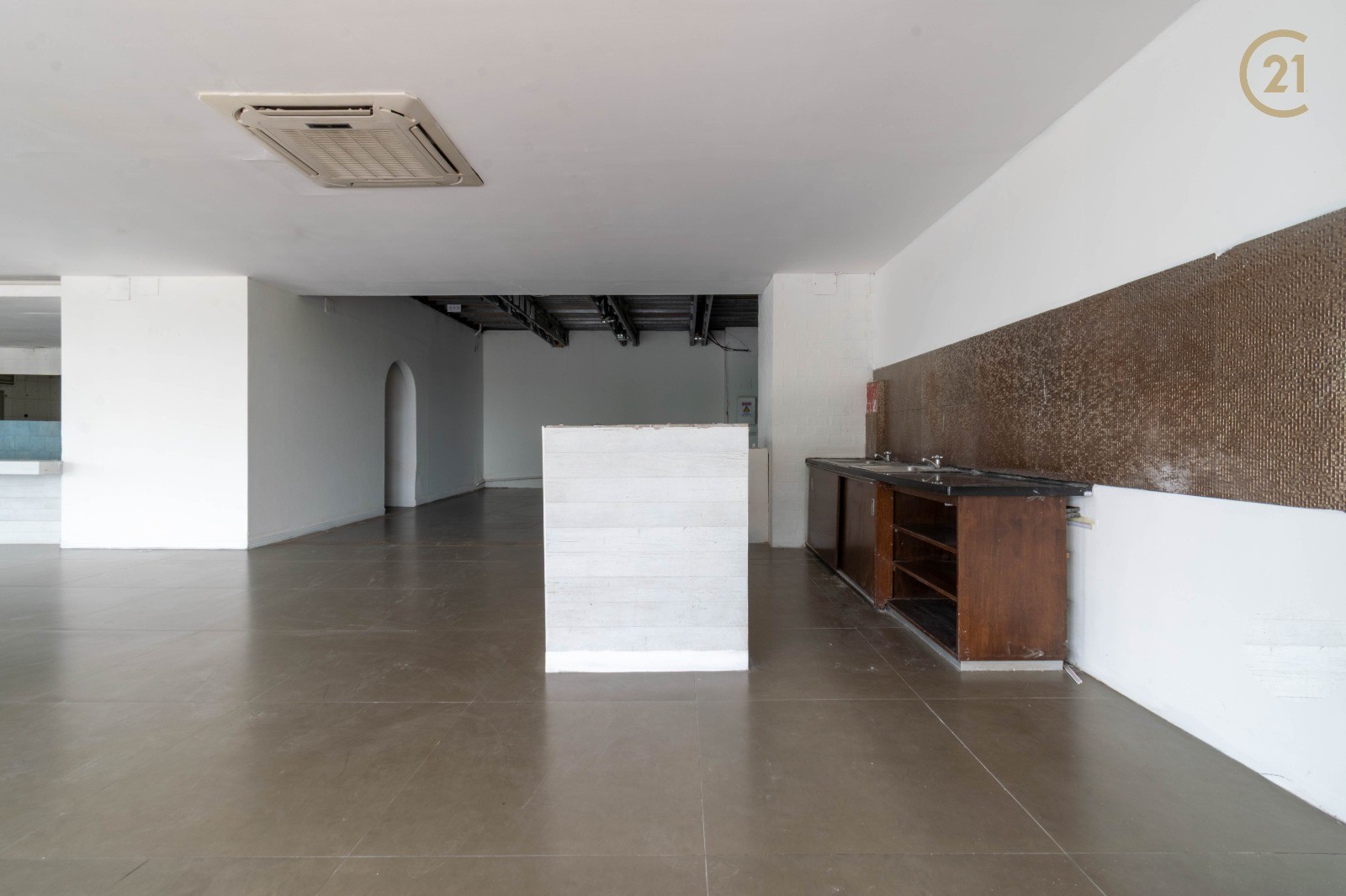 Local comercial en Urubó en Santa Cruz de la Sierra  3 baños  Foto 4