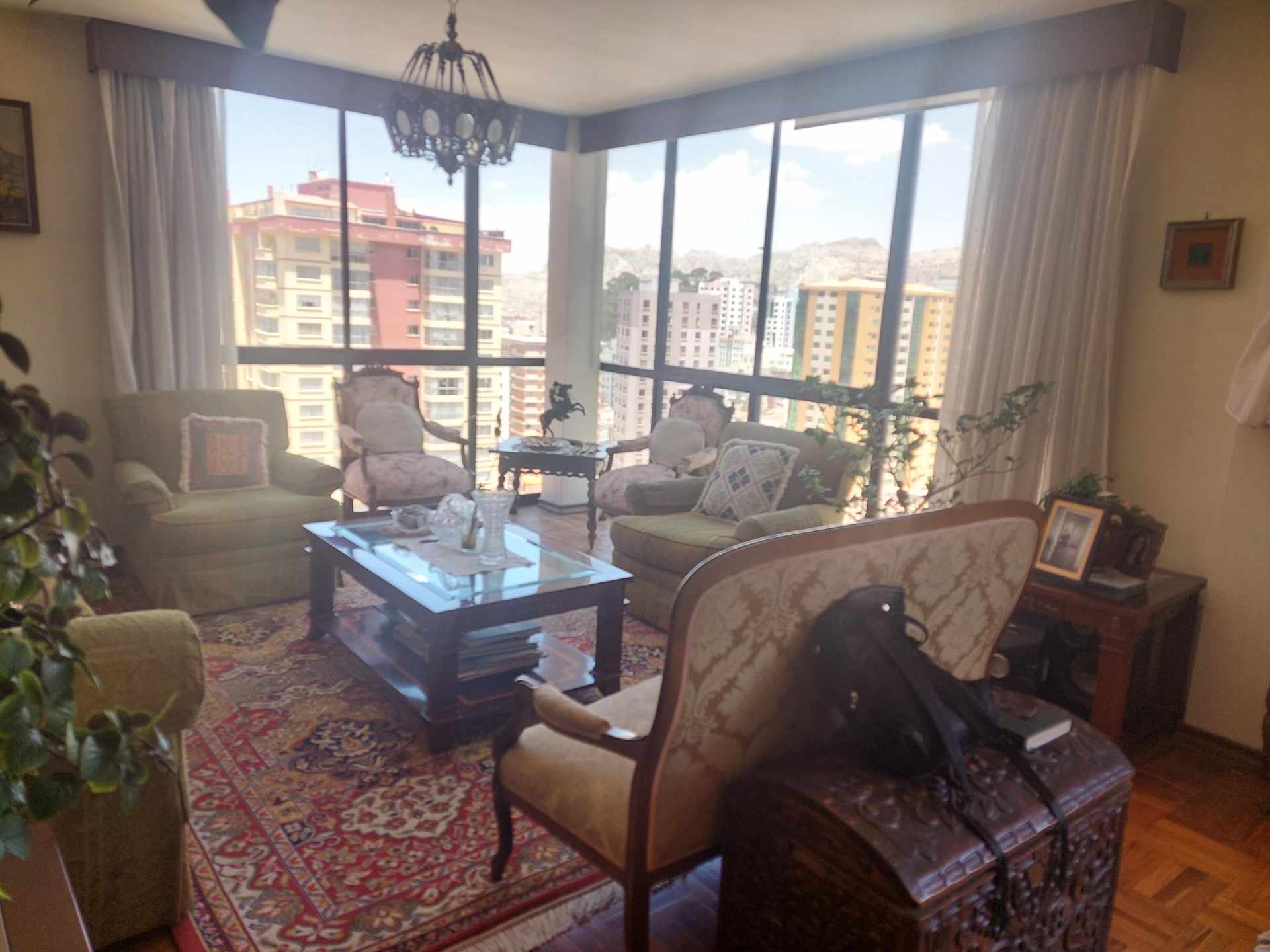 Departamento en VentaAMPLIO Y SOLEADO DEPARTAMENTO EN VENTA SOPOCACHI  4 dormitorios 3 baños 1 parqueos Foto 2