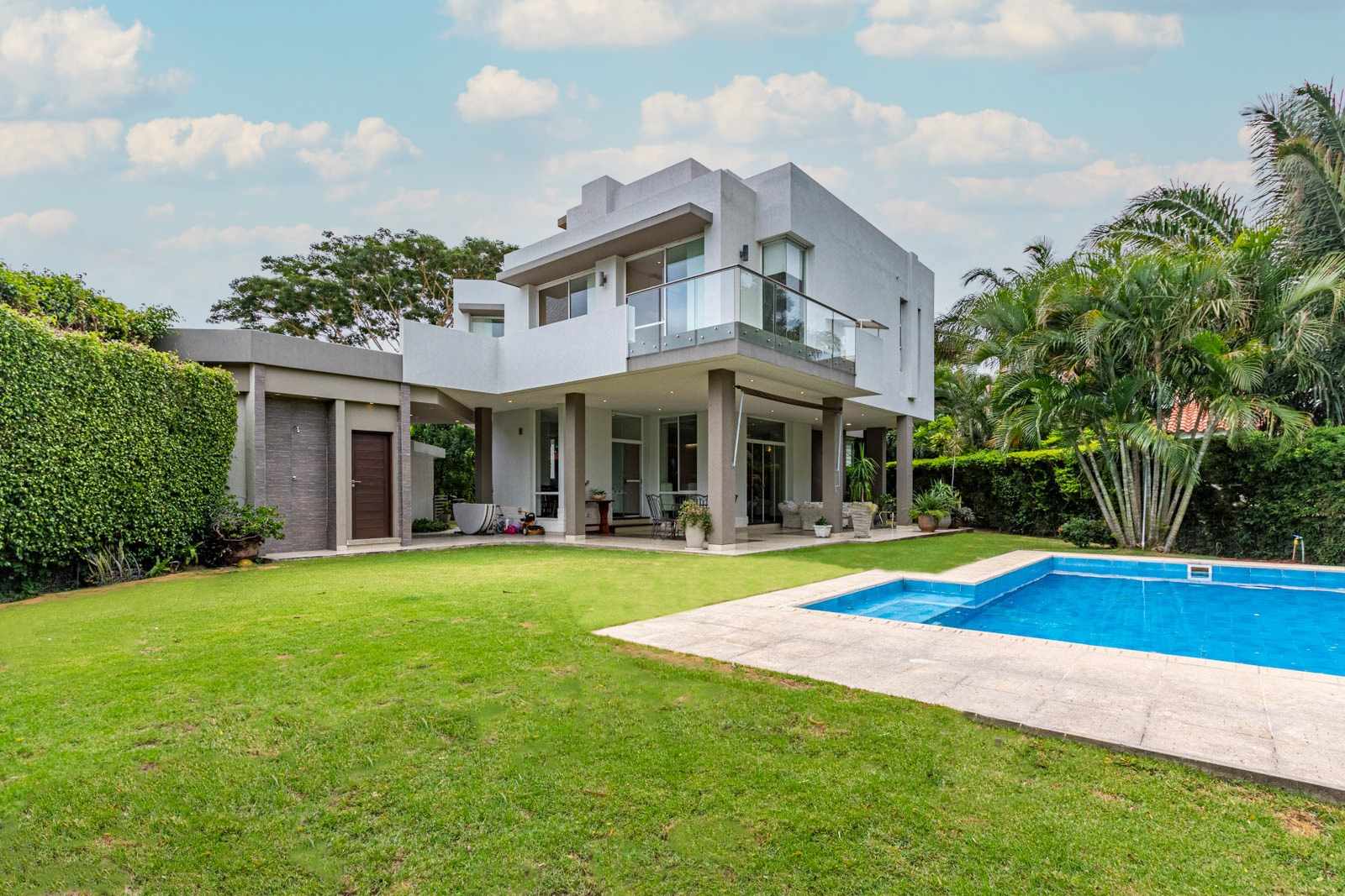 Casa en Urubó en Santa Cruz de la Sierra 4 dormitorios 6 baños 4 parqueos Foto 4