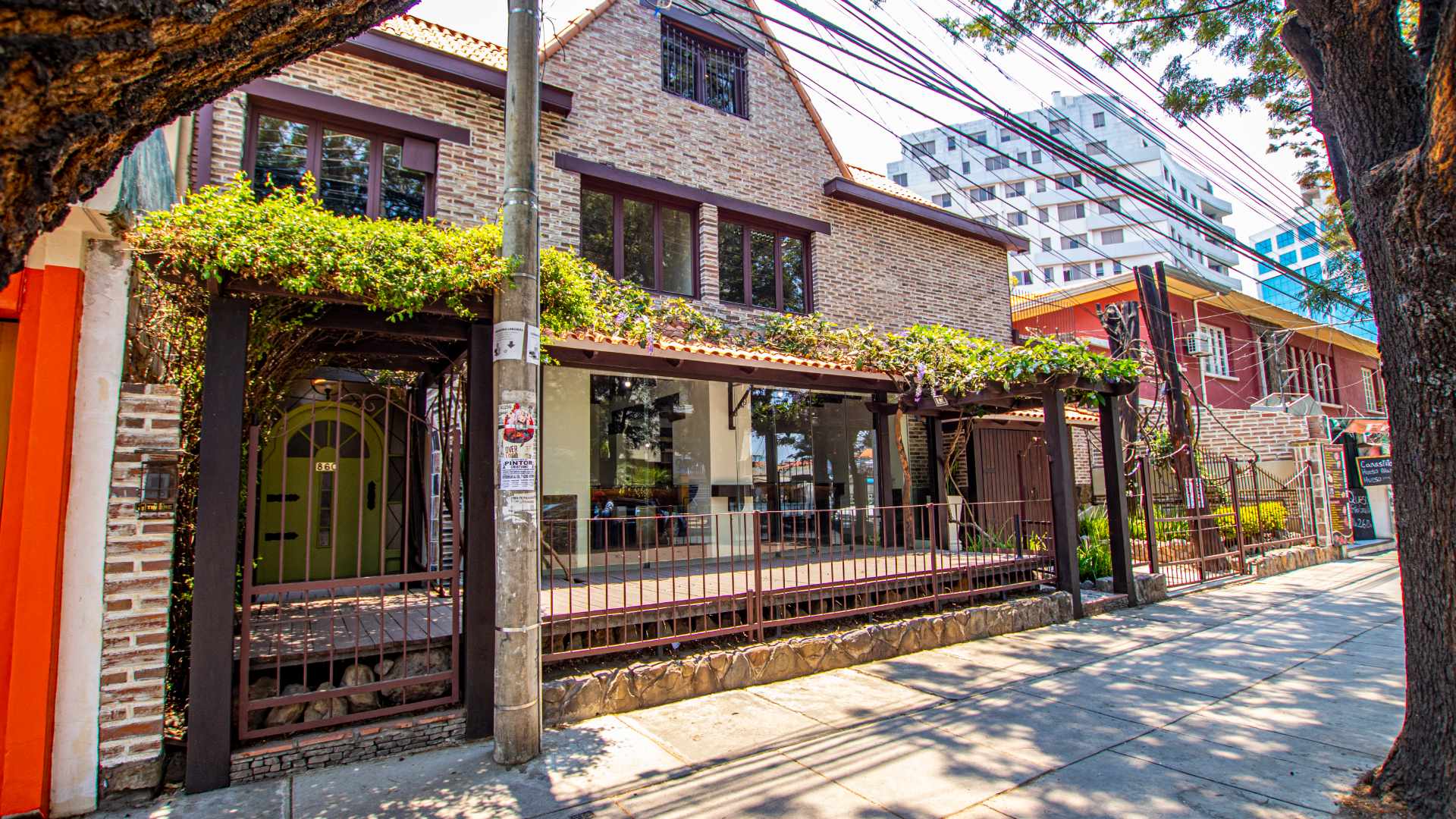 Casa en AlquilerAv. Salamanca - casi Plaza Constitución - Centro 7 dormitorios 2 baños  Foto 1