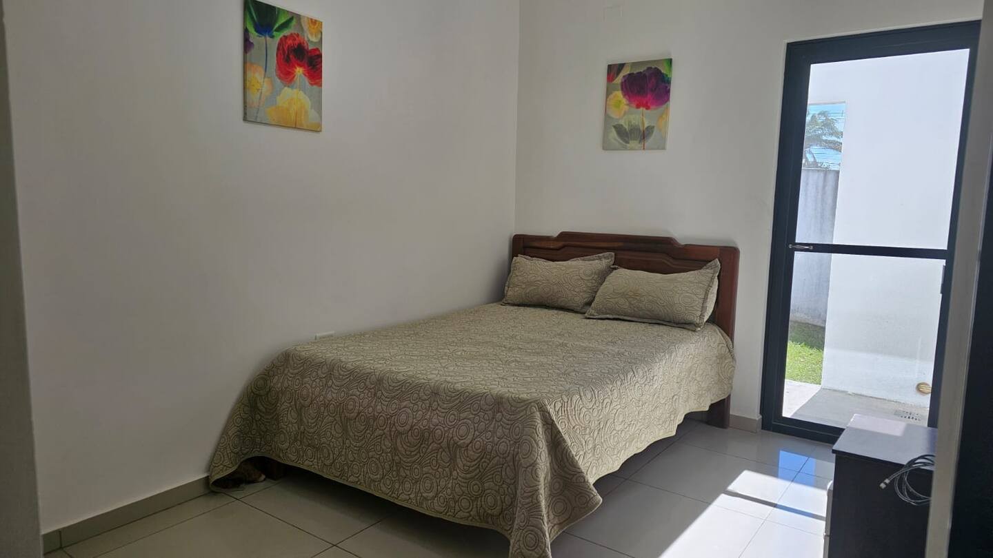 Casa En el Urubo hermosa casa de 1 planta de 2 dorm + escritorio Foto 13