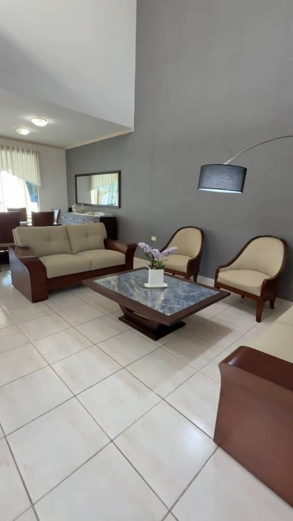 Casa en Entre 4to y 5to anillo Oeste en Santa Cruz de la Sierra 4 dormitorios 6 baños 2 parqueos Foto 2