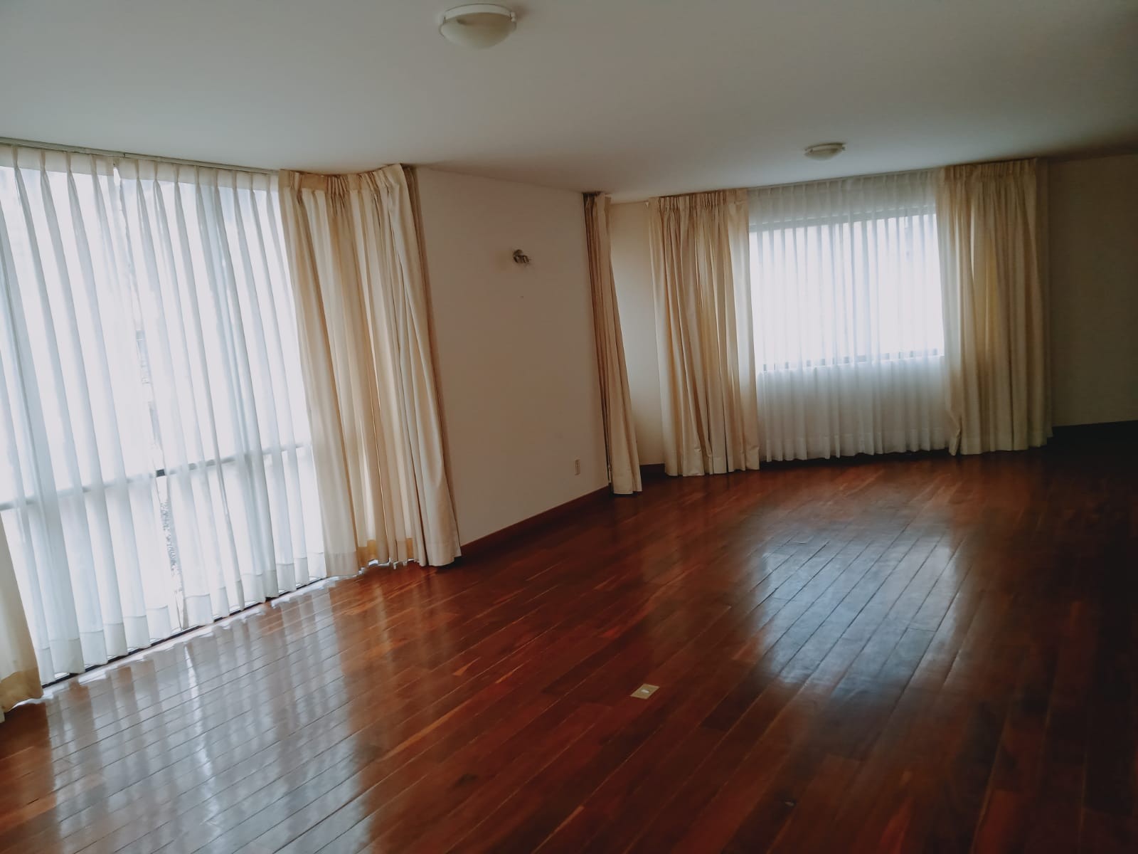 Departamento en AnticréticoANTICRETICO REGISTRABL, ELEGANTE DEPARTAMENTO EN ACHUMANI SECTOR ASILO 3 dormitorios 4 baños 2 parqueos Foto 19