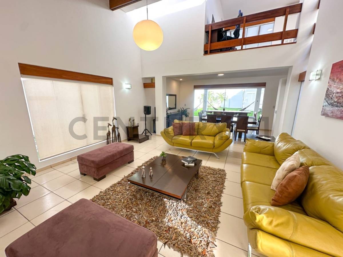 Casa en Entre 3er y 4to anillo Sur en Santa Cruz de la Sierra 4 dormitorios 5 baños 3 parqueos Foto 1
