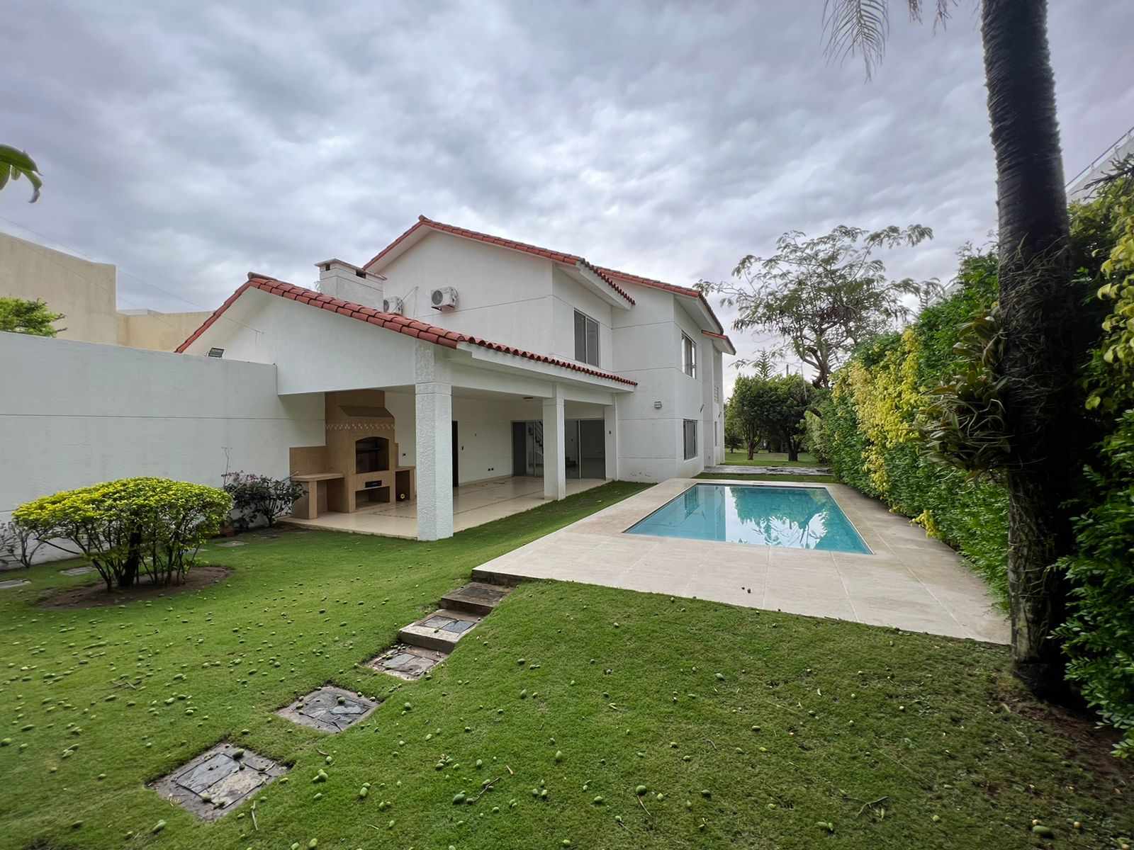 En Alquiler a $us 1,800 Foto 1