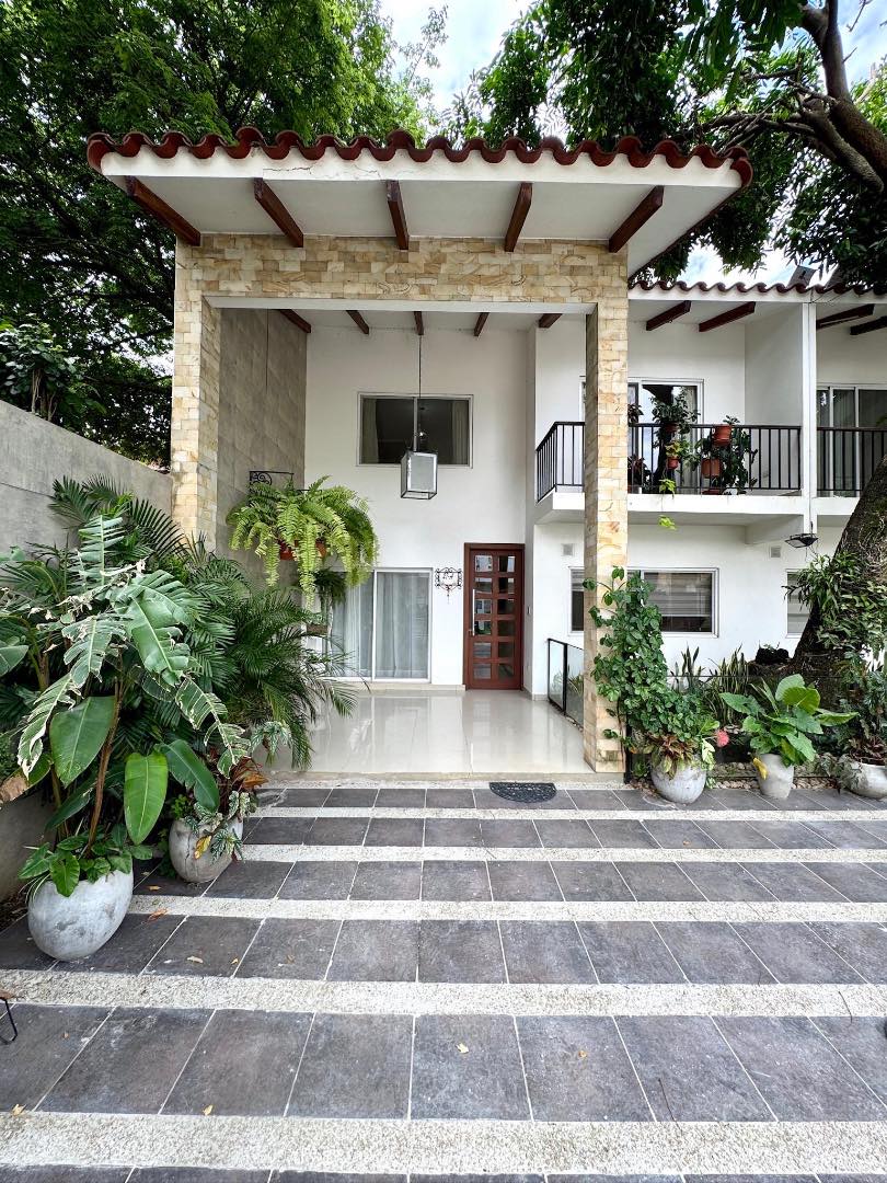 Casa en Entre 4to y 5to anillo Oeste en Santa Cruz de la Sierra 3 dormitorios 4 baños 3 parqueos Foto 1