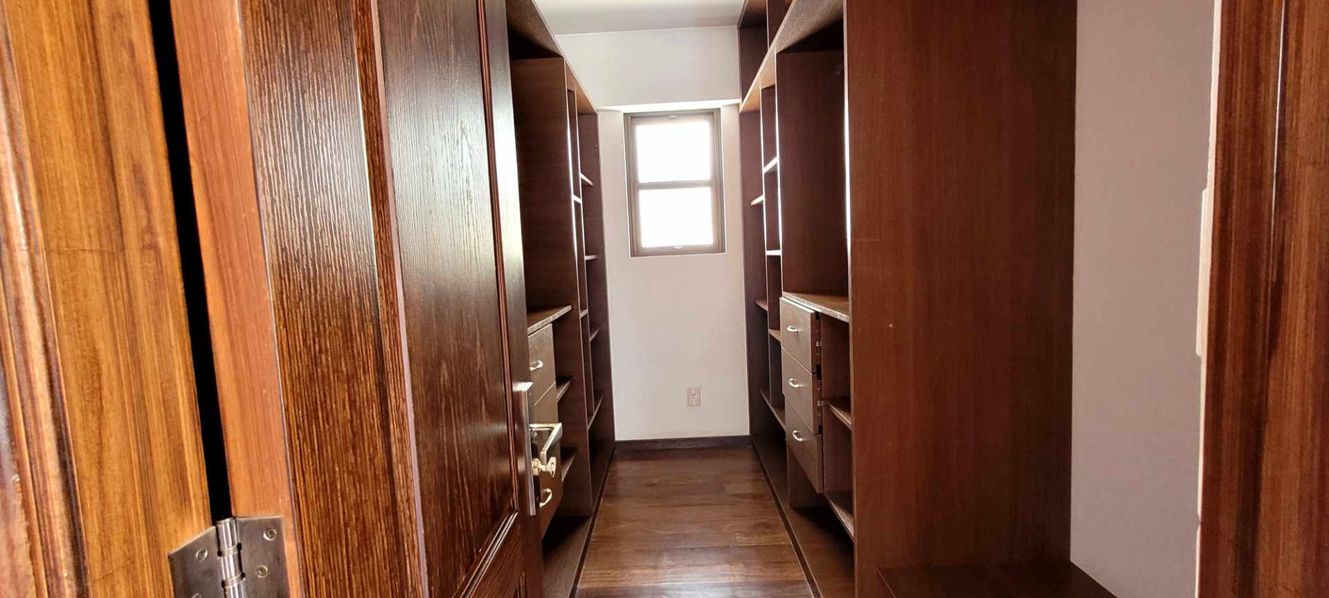 Casa en Alquiler
Hermosa y moderna casa en  alquiler en Achumani 3 dormitorios 4 baños 3 parqueos Foto 11