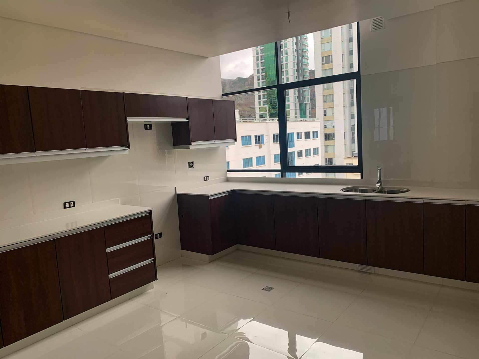 Departamento TORRE 1555 - Av. Gral. Inofuentes entre 21 y 22 de Calacoto. A una cuadra de San Miguel Foto 1