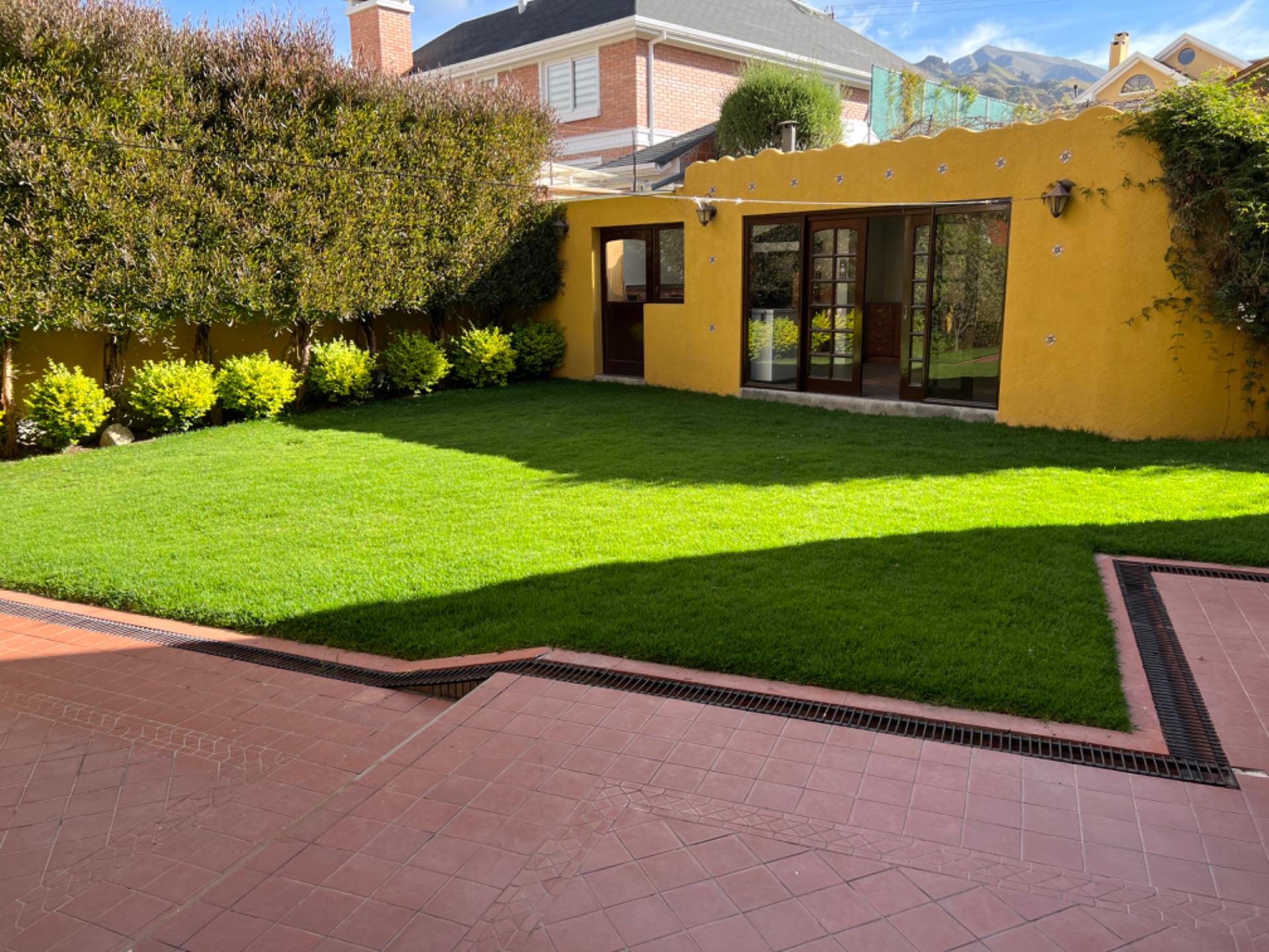 Casa en Achumani en La Paz 5 dormitorios 5 baños 2 parqueos Foto 1