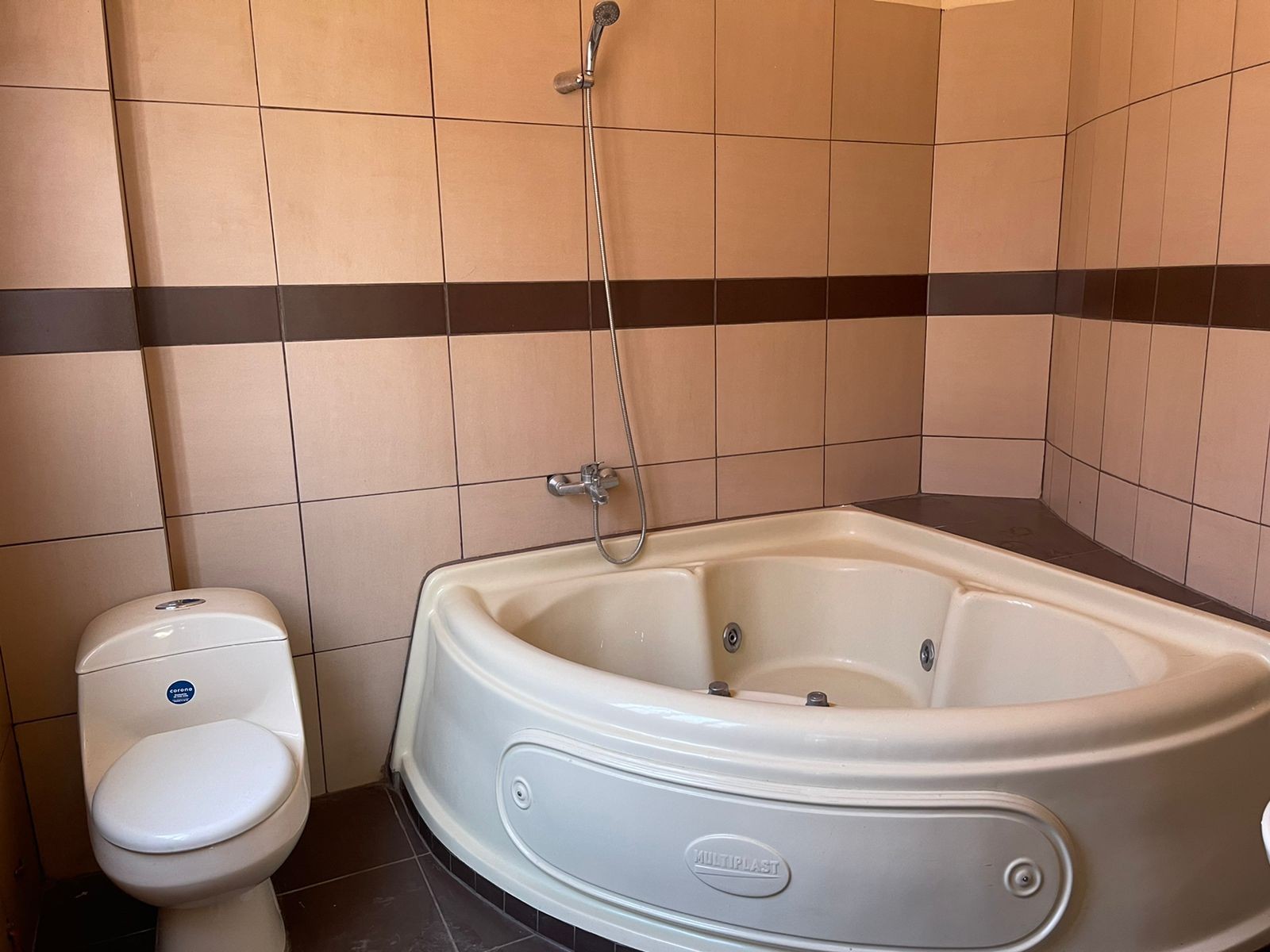 Casa en Sacaba en Cochabamba 4 dormitorios 4 baños 3 parqueos Foto 10