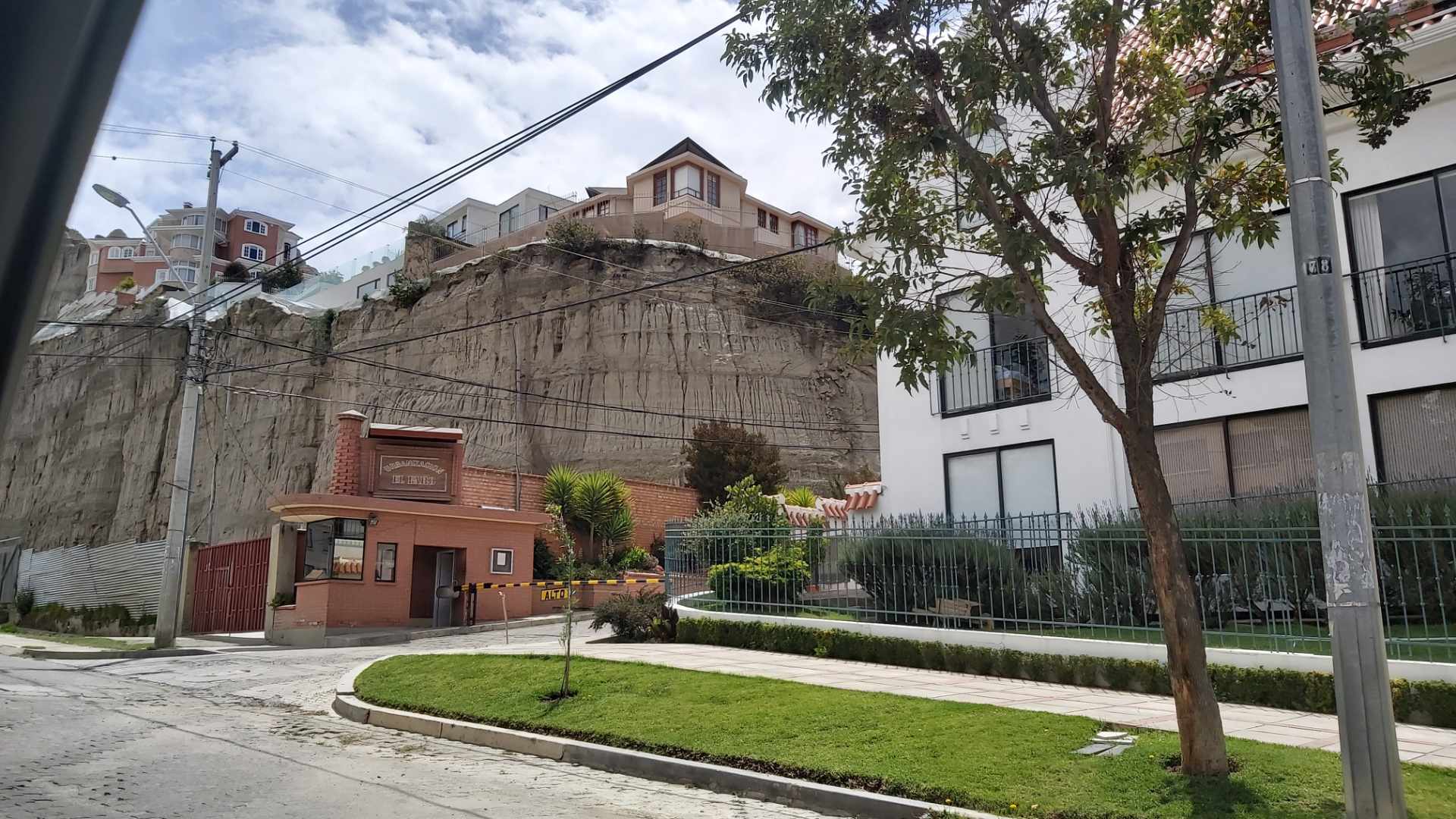 Casa en Achumani en La Paz 5 dormitorios 6 baños 3 parqueos Foto 1