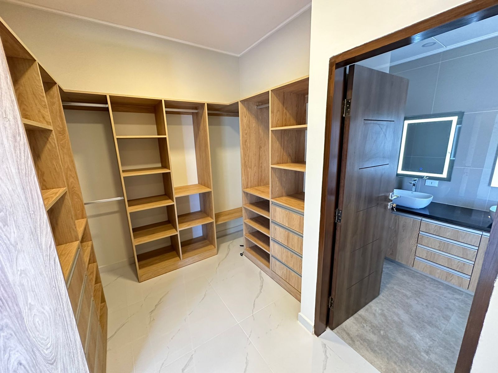 Casa en VentaSANTOS DUMONT ENTRE 3ER Y 4TO ANILLO 4 dormitorios 5 baños 2 parqueos Foto 9