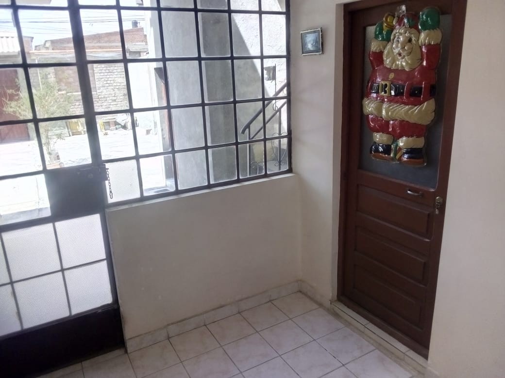 Casa en VentaBuena ubicación, Cerca a Ex Terminal, a Barrio Jardín y a Aldeas Infantiles Sos. Entre Bacovic y Brasil calle g. Foto 5