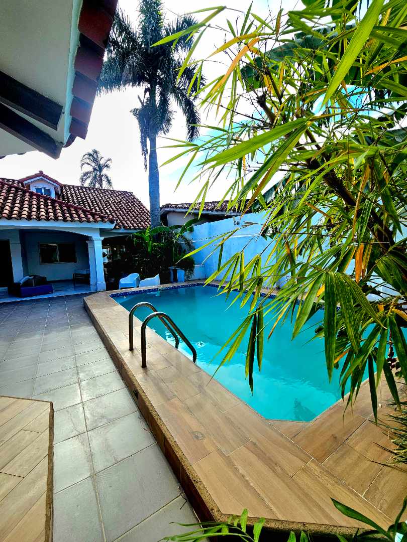 Casa en VentaZona Oeste
3er y 4to Anillo Av. PIRAÍ 
(Barrio Las Palmas) 4 dormitorios 4 baños 2 parqueos Foto 3