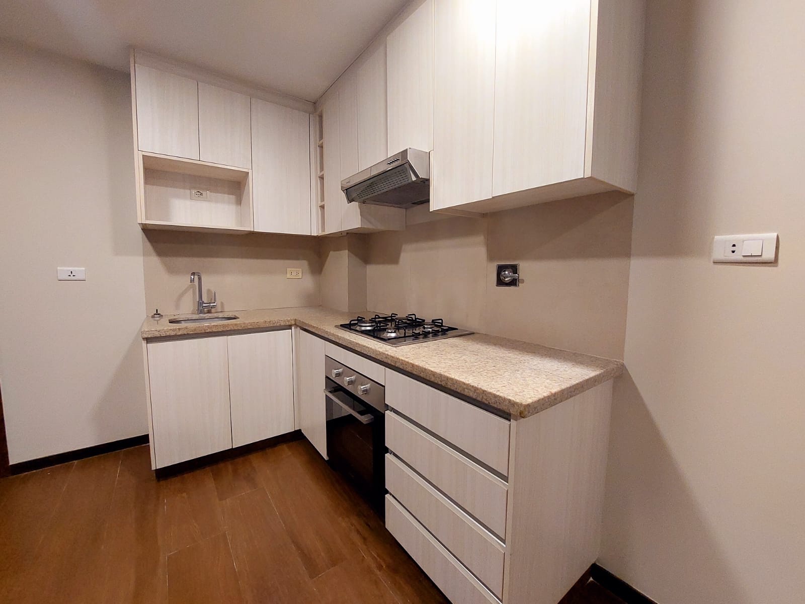 Departamento en AlquilerSobre avenida Alemana entre 2do y 3 anillo Foto 5