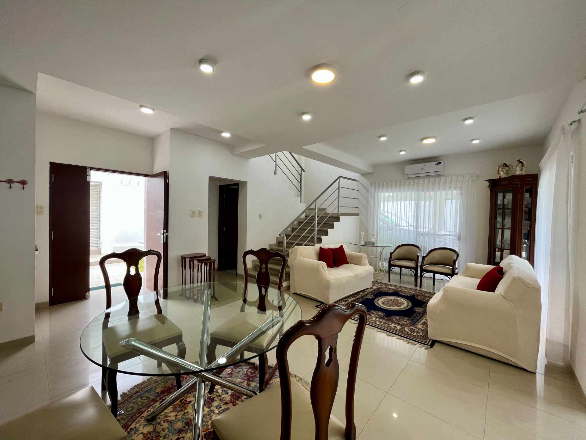 Casa en Entre 3er y 4to anillo Oeste en Santa Cruz de la Sierra 3 dormitorios 3 baños 2 parqueos Foto 4