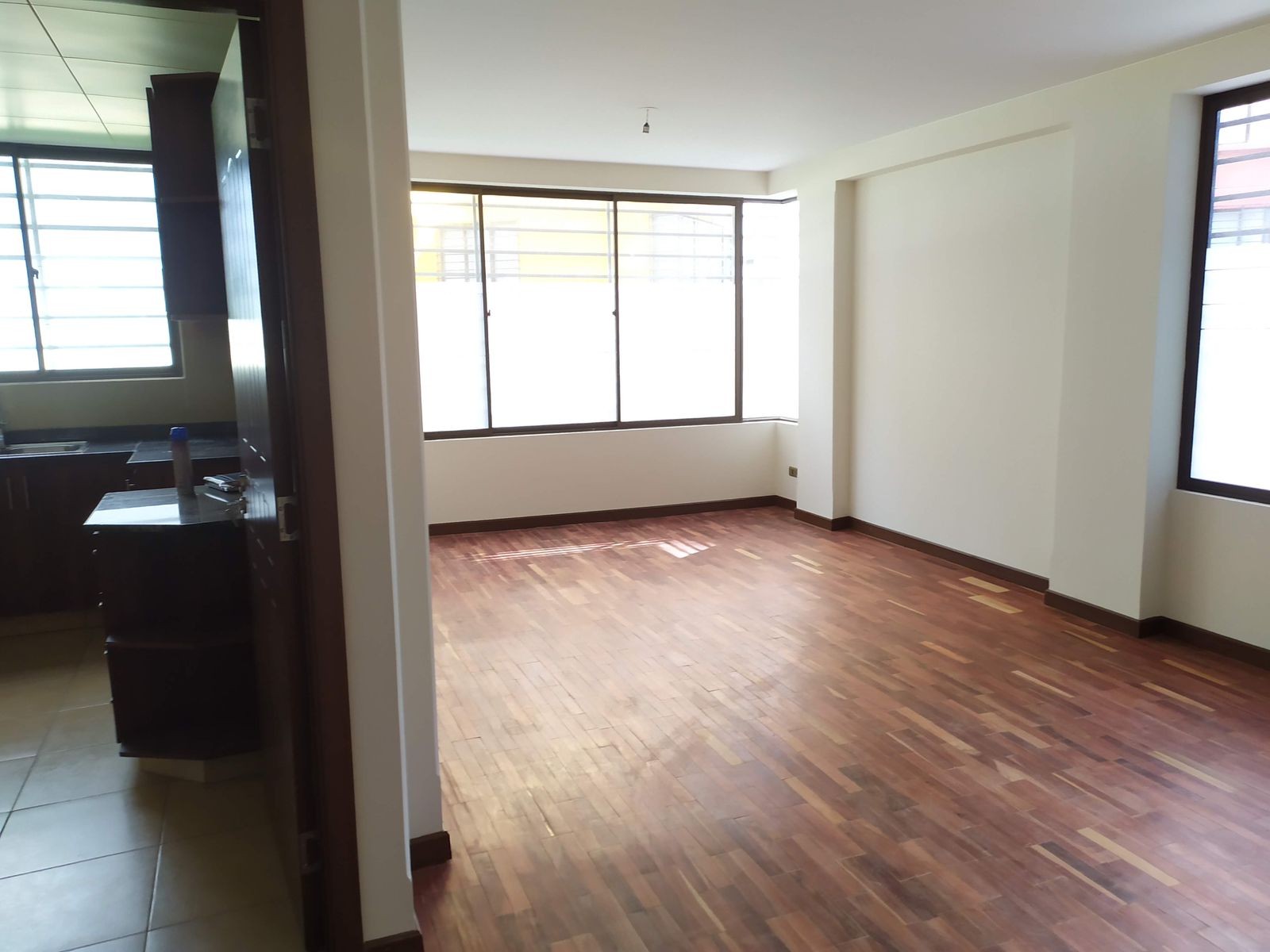 Departamento en VentaDepartamento 3B Bloque 21, en Los Nuevos Pinos, Financia tus sueños con el BNB o puedes pagar en Bolivianos! 3 dormitorios 4 baños 1 parqueos Foto 2