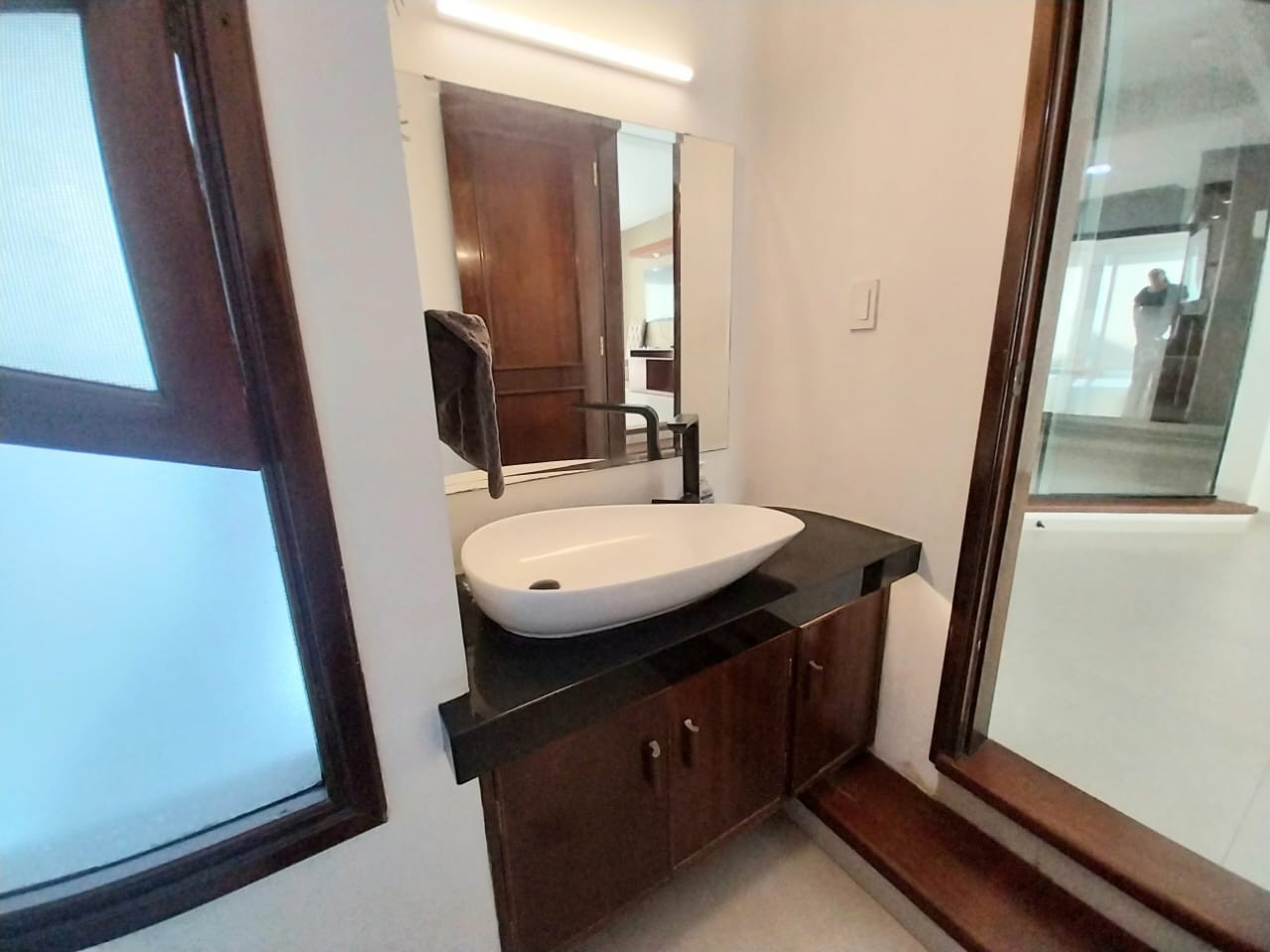 Casa en Alquiler📍 ZONA OESTE, BARRIO URBARÍ 4 dormitorios 4 baños 3 parqueos Foto 6