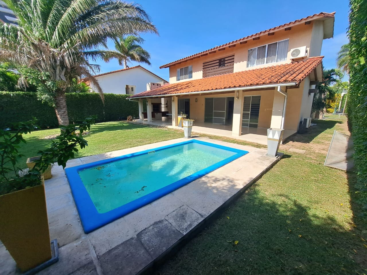 Casa en Urubó en Santa Cruz de la Sierra 4 dormitorios 4 baños 2 parqueos Foto 1