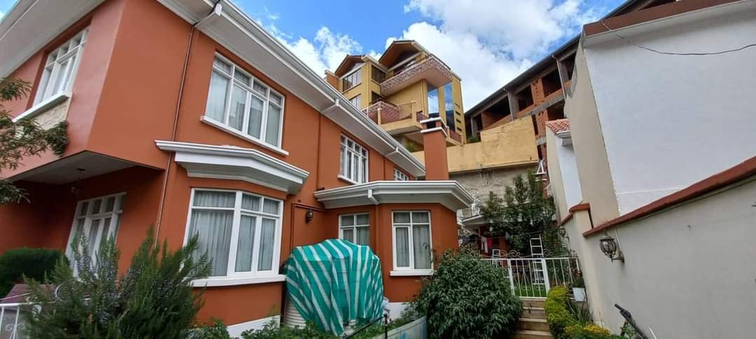 Casa en VentaZona sur de la ciudad, en Achumani sobre la Av del Aviador, a la altura de la calle 16. Atrás del supermercado Ketal Foto 25