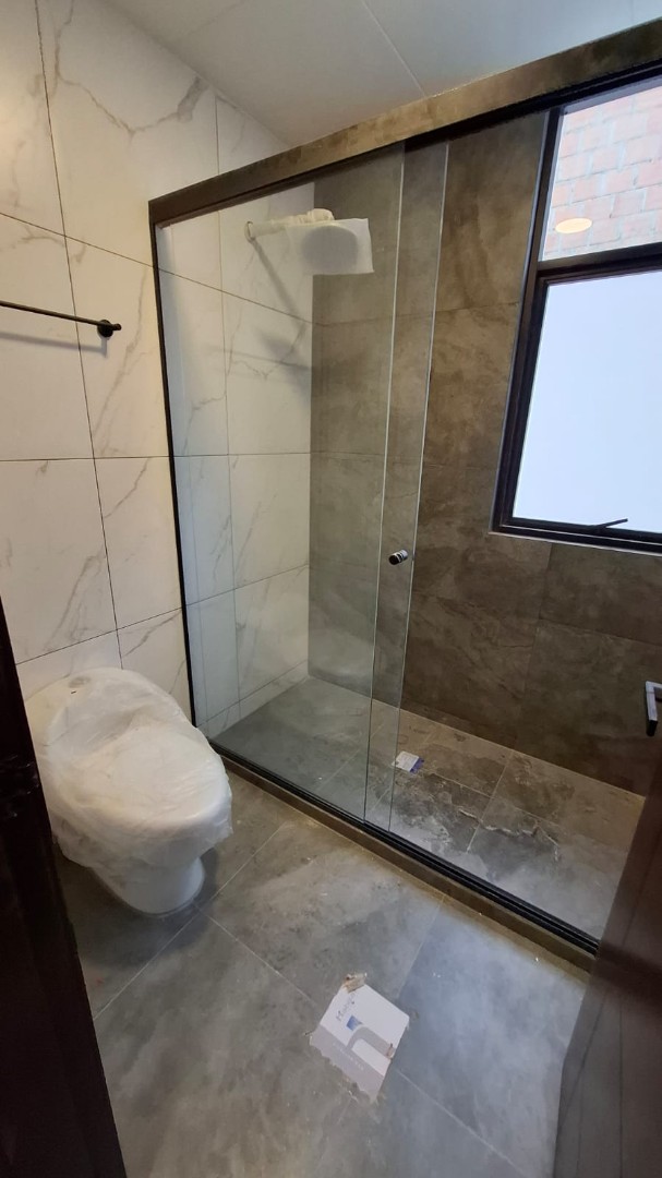 Departamento en VentaCalle 29 de Achumani 
Cerca de la Av. Principal 
 3 dormitorios 3 baños  Foto 3